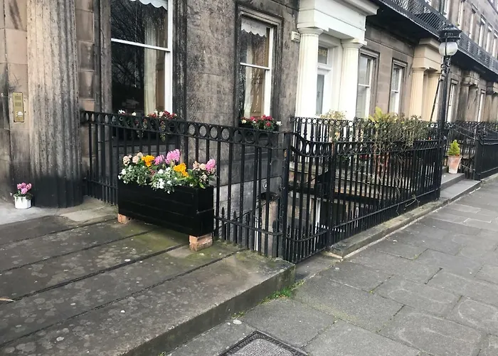 Fantastic Central 3 Double Bedrooms 2 Bathrooms Garden Apartment Sleeps 6