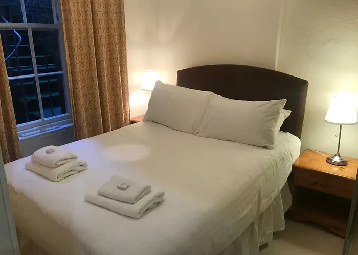 Fantastic Central 3 Double Bedrooms 2 Bathrooms Garden Apartment Sleeps 6